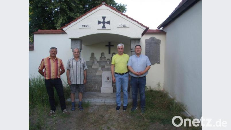 (v.li) Anton Bodensteiner, Josef Graf (SK Dürnsricht), Kirchenpfleger Günter Schießl, Bürgermeister Christian Ziegler freuen sich über ein runderneuertes Kriegerdenkmal. Bild: nib
