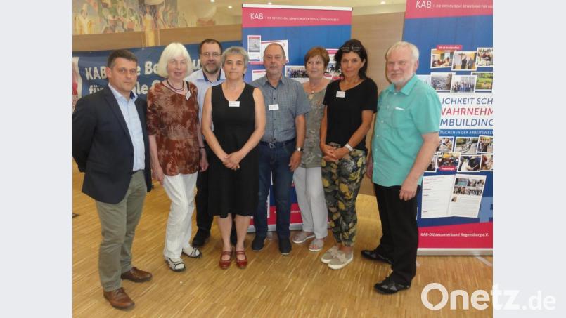 Die KAB Weiden mit (von links) Diözesansekretär Markus Nickl, Christa Burzer, Michael Träger, Daniela Ernstberger, Hermann Stadler, Gertrud Stadler, Britta Heger und Alfons Ernstberger beim Diözesantag. Bild: Kunz