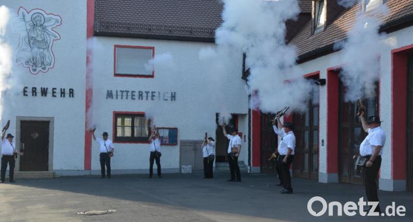 Die Böllerschützen gratulierten lautstark beim Feuerwehrhaus. Bild: jr