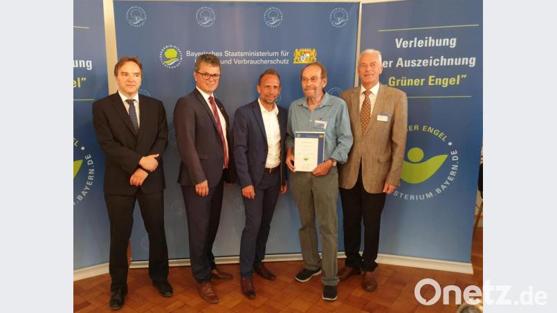 Klaus Pöhler (Zweiter von rechts) wurde für sein ehrenamtliches Engagement mit dem „Grünen Engel“ ausgezeichnet. Bild: exb