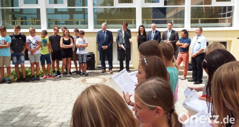 Im Pausenhof versammelten sich die Schulfamilie und ihre prominenten Gäste zur Zertifikatsverleihung. Bild: e
