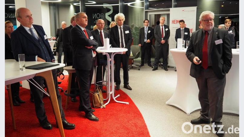Professor Godehard Ruppert, Sprecher des Forums Wissenschaft der EMN (Erster von rechts) erläuterte das vorläufige Programm des 13. Wissenschaftstags der EMN Bild: Bühner