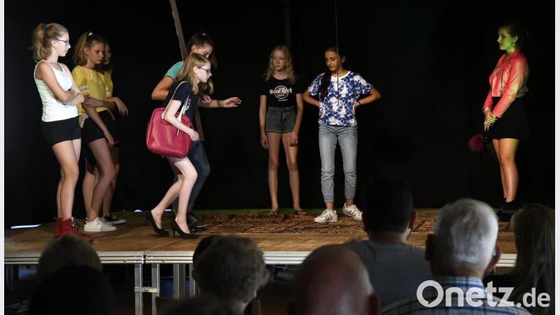 Sie gehen in die 6. und 7. Klasse, sind aber als Schauspielerinnen schon richtig gut – die Mädchen aus dem Gregor-Mendel-Gymnasium. Bild: Petra Hartl