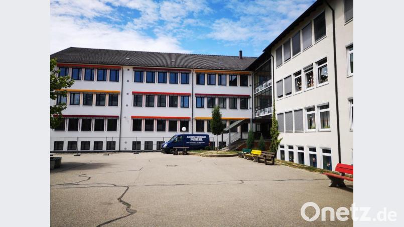 Markante Farbleisten lockern die Fassade des A-Baus der Schule auf. Bild: Thomas Dobler