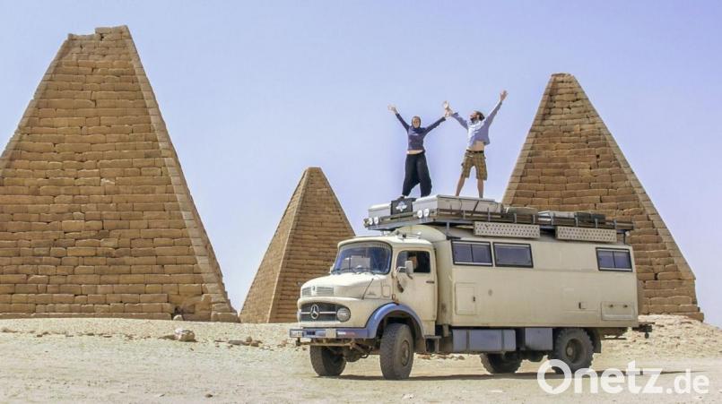 Glücksgefühle in Ägypten: Sabine Hoppe und Thomas Rahn auf ihrem &quot;Auto&quot; direkt neben den Pyramiden. Sorgen, Ägypten könnte ein Problem auf der Heimreise werden, entpuppten sich als unbegründet. Bild: Hoppe/Rahn