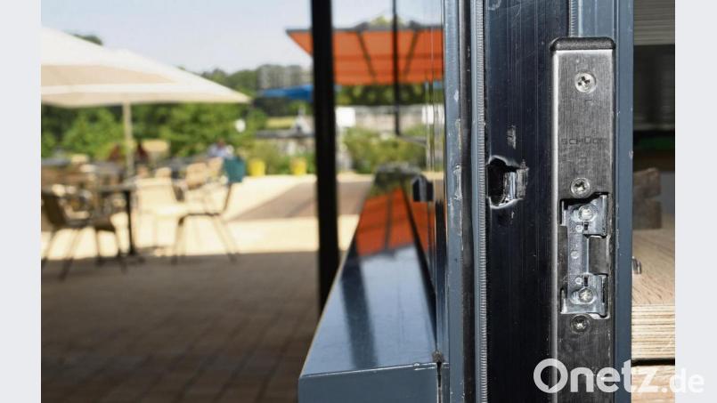 Die Tür zur Kasse hebelten die Einbrecher mit Gewalt auf. Bild: Petra Hartl