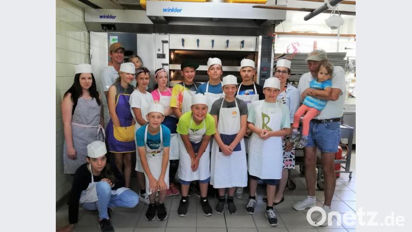 Die Bäckermeister Eberhard Söllner (rechts) und Tobias Göhl haben mit den Lehrkräften Elisabeth Steinkohl und Cornelia Schieder sowie den Schülern der Mittelschule Kemnath das Projekt „Ernährungshandwerk – Ernährung macht Schule“ umgesetzt. Bild: soj