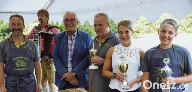 Susanne Stahl (Zweite von rechts) wird auf der Jubiläumsfeier der Fischerfreunde Immenreuth zu ersten Fischerkönigin des Vereins gekrönt. Neben ihr steht Jugendfischerkönig Nico Legath (rechts) und Vorsitzender Willi Stahl (Dritter von rechts). Bild: bkr
