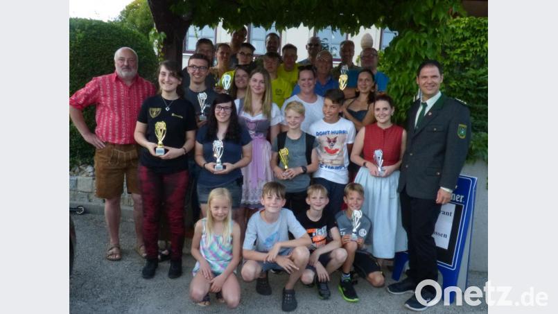 Die Pokalgewinner mit Schützenmeister Christian Beyer (rechts). Bild: fm