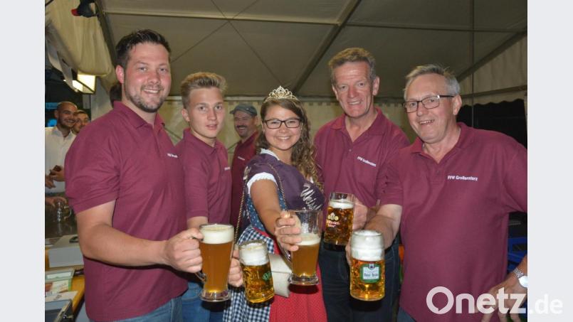 Miss &quot;Weißbier-Resi&quot; Martina Bleistein gut gelaunt mit dem Schankpersonal der Feuerwehr Großensterz. Bild: jr