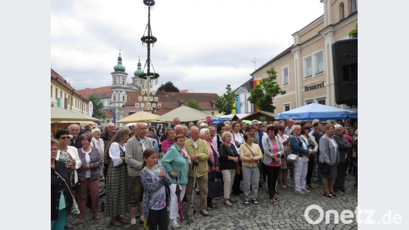 Zahlreiche Bürgerfest-Gäste ließen sich die Tanzvorführungen der Münchener &quot;Jugos&quot; als besonderes Schmankerl nicht entgehen. Bild: ubb