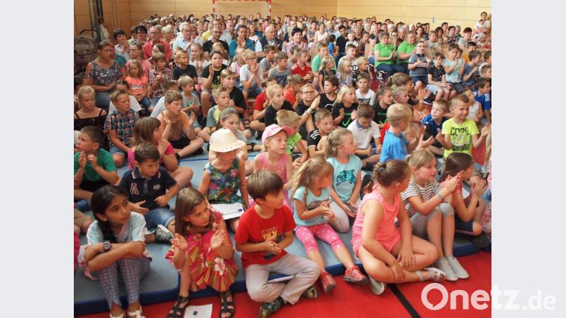 Das will keiner verpassen: Die Mehrzweckhalle der Schule ist beim Theaterstück „Max und Moritz retten die Schule“ prall gefüllt. Bild: sön