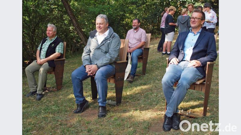 Beim Probesitzen im Landschaftskino genossen Bürgermeister Markus Dollacker, Landrat Richard Reisinger, Richard Lehmeier vom Landschaftspflegeverband und Hubert Zaremba, Touristiker beim Landkreis, den Blick auf Ensdorf und die Entschleunigung. Bild: sön