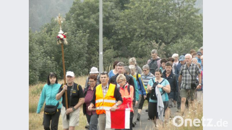 82 Pilger starten bei der 43.Fußwallfahrt von Tirschenreuth aus zum Fahrenberg. Bild: exb