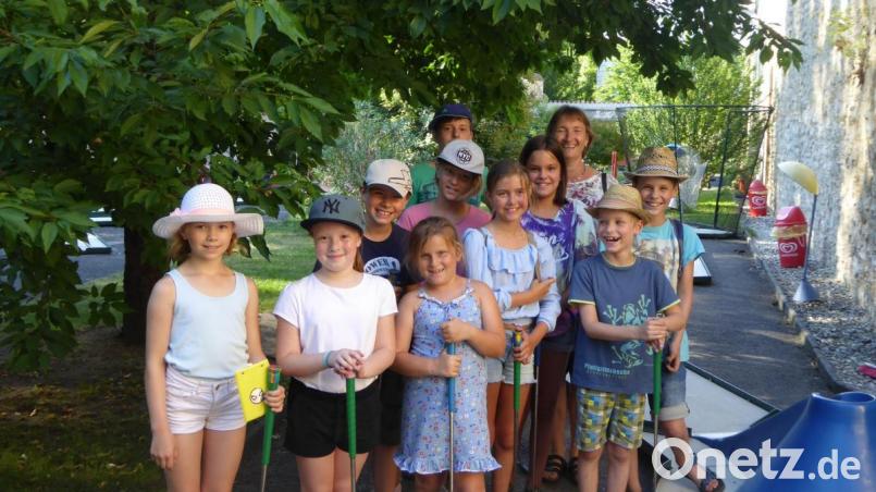 Beim Minigolf hatten die Kinder und Maria Hofmann, Spartenbetreuerin für den Nachwuchs (rechts hinten), einen Riesenspaß. Bild: mof