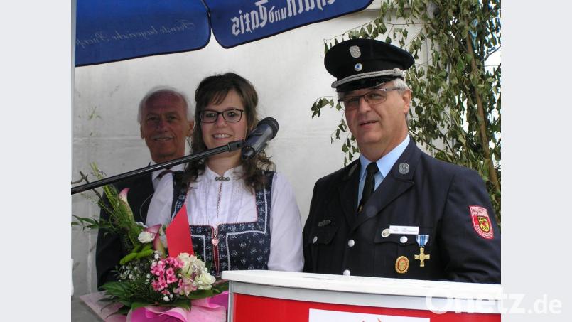 Kommandant Albert Thalhammer (rechts) überreichte an Katrin Bayer von der VG Neusorg einen Blumenstrauß für ihre Bemühungen um die Beschaffung des neuen Löschfahrzeugs. Bild: öt