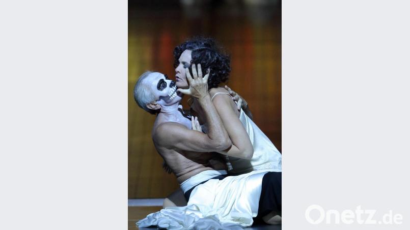 Salome (Marlis Petersen), immer begehrt, selbst vom Vater bestascht (Wolfgang Ablinger-Sperrhacke) verkraftet es nicht, vom Propheten Jochanaan abgewiesen zu werden. Bild: Wilfried Hösl