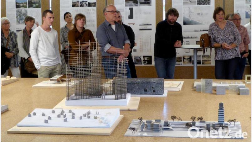 Reges Interesse der Besucher an den Reden und den Ausstellungsstücken Bild: fsb