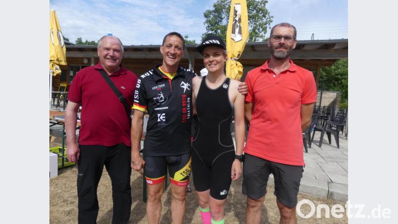 Bürgermeister Peter Lehr (links) und Wettkampfleiter Reinhold Danzer (rechts) gratulierten den Tagesbesten Barbara Wittmann und Marcus Schattner . Bild: rn
