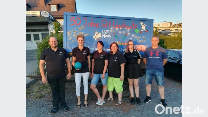 Die Erste Damenmannschaft des Gut-Holz-Löschwitz schaffte den Aufstieg in die Landesliga. Darüber freuen sich Vorsitzender Andreas Braunreuther(von links), Christiane Bäuml, Gudrun Kastner, Claudia Braunreuther, Jessica Müller und Sportwart Christian Kastner. Bild: ak