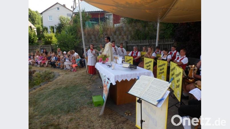 Diie Fichtelgebirgskapelle Ebnath und die Kinder des KinderHauses Sankt Josef gestalteten den Gottesdienst musikalisch mit. Bild: soj
