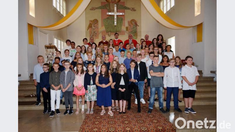 Jugendliche aus den Pfarreien Herz Jesu, St. Johannes, Rothenstadt und Etzenricht feiern gemeinsam Firmung mit Domkapitular Thomas Pinzer. Bild: Kunz