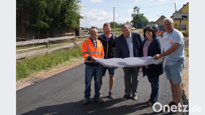 Zur Besprechung trafen sich (von links) Norbert Betz, Matthias Vogl (beide Firma Seebauer), VG-Geschäftsleiter Matthias Jeitner, Bürgermeisterin Birgit Höcherl und Ingenieur Ernst Pledl an der Baustelle. Bild: mmj