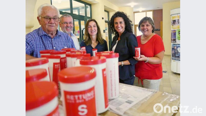 Alfons Heidingsfelder, Alfons Stangl, Susanne Meichner, Tanja Hochholzer und Evi Fink (von links) freuen sich über die 13 Kisten mit 3000 Notfalldosen. Bild: men
