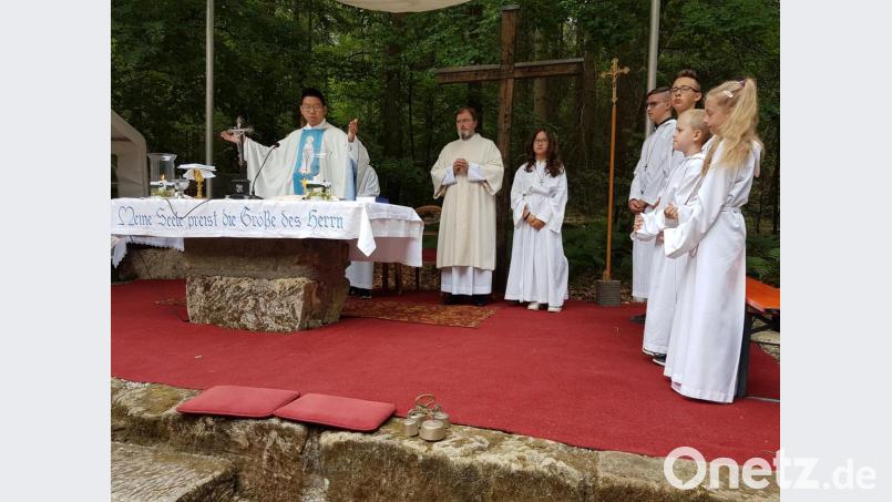 Pater Samuel Patton und Diakon Franz Josef Reck beim zelebrieren des Festgottesdienstes am Freialtar neben den alten Linden. Bild: hzi