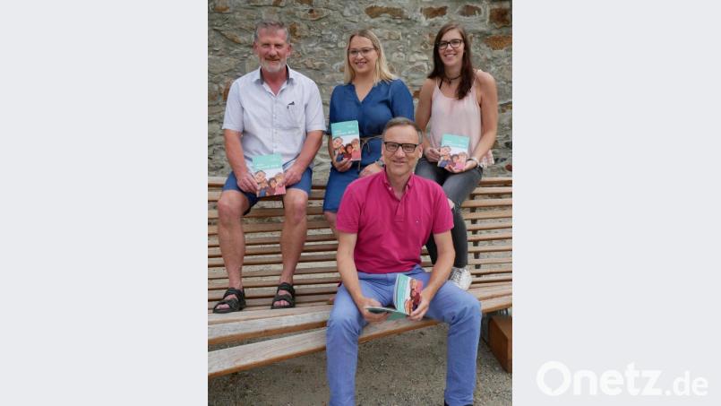 Stolz sind die Verantwortlichen auf das neue Ferienprogramm der Stadt Waldsassen. Von links Jugendbeauftragter Hans Wurm, seine Stellvertreterin Katja Bloßfeldt, Bürgermeister Bernd Sommer und Tina Kastl. Bild: flm
