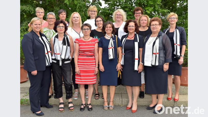 Schwesternfest 2019

Diese Festschwestern wurden für 25 Jahre und 40 Jahre Mitgliedschaft in der Schwesternschaft geehrt: 
Hintere Reihe v.l.n.r. 
Gisela Hüttner, Sibylle Kern, Juliane Schatz, Monika Schießl, Heidi Eckl-Flierl, Christiane Nitz, Alexandra Fruth, Karin Borchers und Petra Richthammer.
Vordere Reihe: Monika Wendl-Brandt, Angela Hering und Regina Schottenheim.
Mit den geehrten Schwestern freuten sich Pflegedirektorin Kerstin Wittmann vom Klinikum St. Marien Amberg (links), Tatjana Richter vom Wallmenichhaus, Oberin Brigitte Wedemeyer und Inge Nößner vom St. Anna-Krankenhaus Sulzbach-Rosenberg (von rechts). Bild: zig