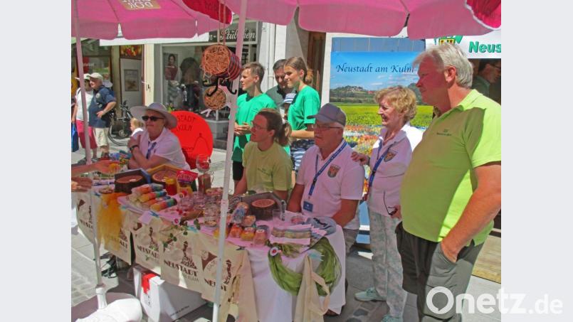 Beim diesjährigen Neustadt-Treffen in Bad Neustadt an der Saale ist die Kulmstadt mit einem Stand an der „Neustadt-Meile“ vertreten. Der Obst- und Gartenbauverein sowie die Feinbrennerei am Culm machen dort Werbung für die Kulmregion. Bild: ow