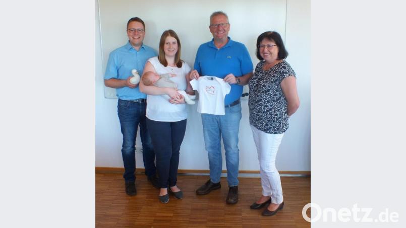 Oberbürgermeister Andreas Feller überreichte an die Familie ein T-Shirt mit dem Aufdruck „I bin a Schwandorferin“. Bild: exb