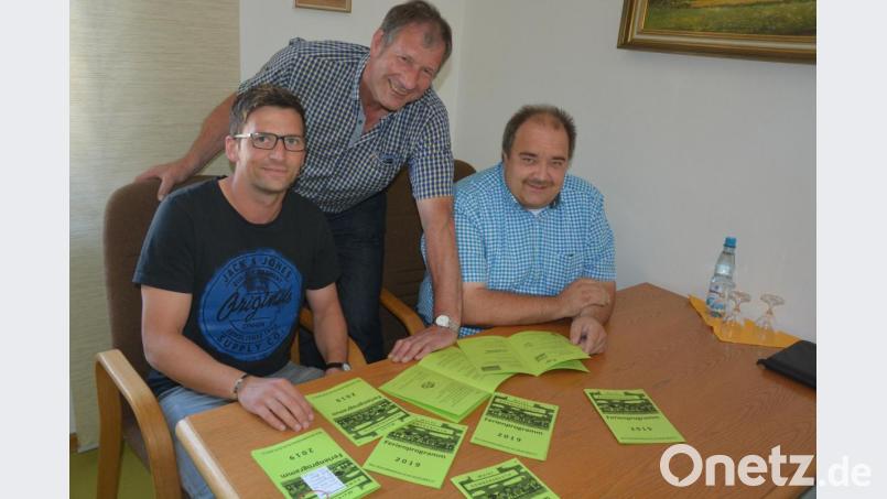 Jugendbeauftragter Wolfgang Pötzl, Zweiter Bürgermeister Reinhard Wurm und stellvertretender Jugendbeauftragter Stefan Siller (von links) stellten das Ferienprogramm der Marktgemeinde Konnersreuth vor. Bild: jr