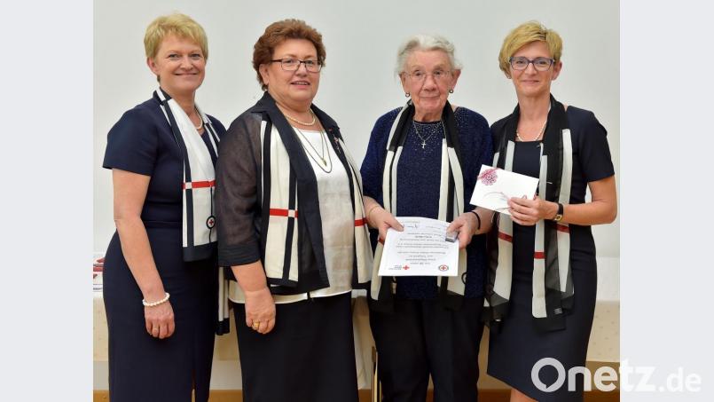 Schwesternfest 2019

Erika Weiß (Zweite von rechts) wurde für ihre 70-jährige Mitgliedschaft in der Schwesternschaft geehrt. Mit ihr freuten sich Generaloberin Edith Dürr, Oberin Brigitte Wedemeyer (von links) und Tatjana Richter vom Wallmenichhaus (rechts). Bild: zig