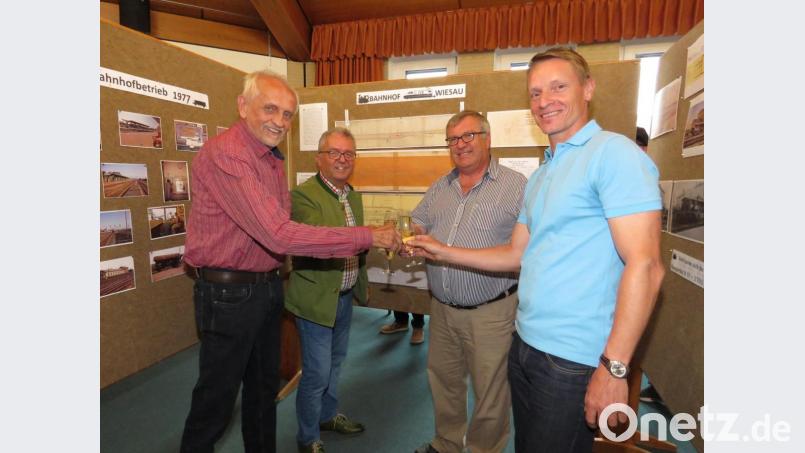 Bürgermeister Toni Dutz (Zweiter von links)eröffnete gemeinsam mit den Ausstellern, Heimatpfleger Adalbert Busl (links) sowie Fotograf Matthias Kunz und Werner Robl (von rechts) die Ausstellung. Bild: ubb