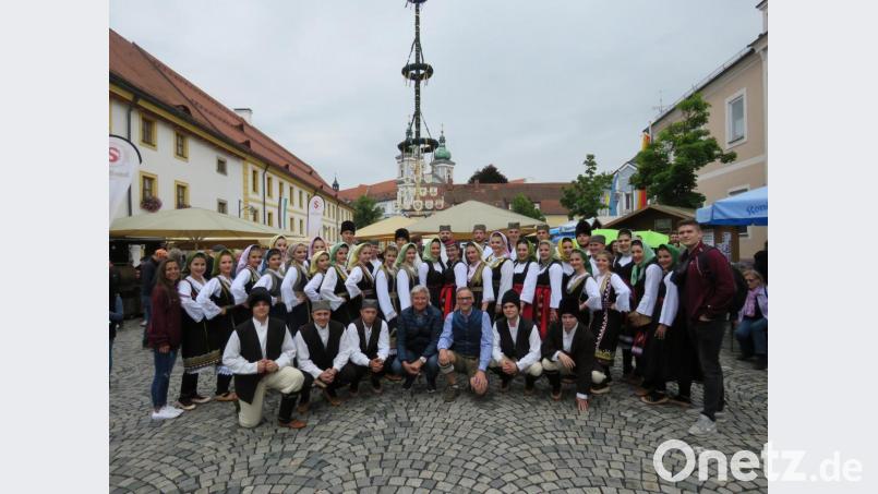 Mit einem Gruppenbild zur Erinnerung verabschiedeten sich die Jugendlichen aus München um ihren Vorsitzenden Blanko Pejic (rechts) nach den Auftritten bei Bürgermeister Bernd Sommer und Tom Brankovic (Mitte, von rechts). Bild: ubb