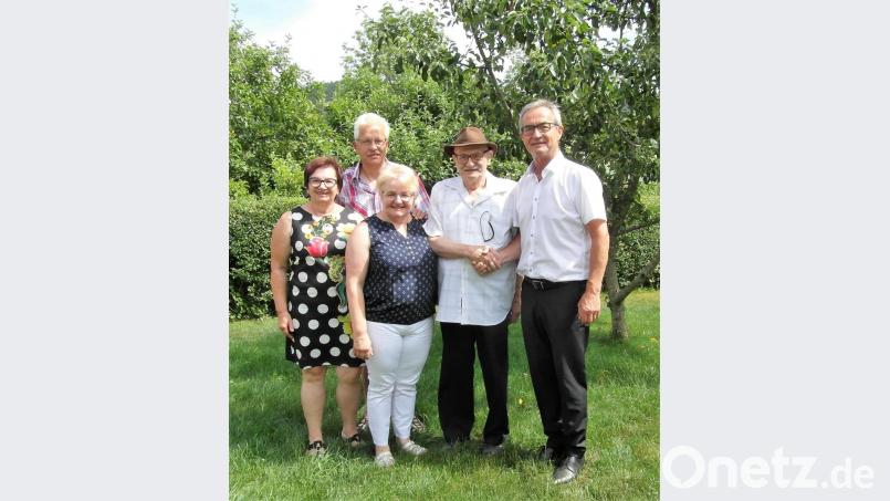 Bürgermeister Werner Nickl (von rechts) gratulierte Heinrich Dworzack zu seinem 85. Geburtstag. Neben den beiden stehen die Töchter Regina und Annette. Bild: hl