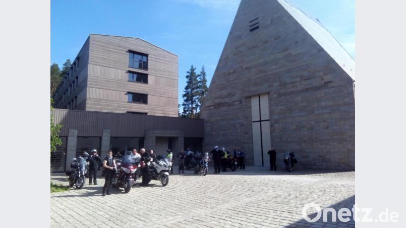 Der Innenhof ist am Samstagabend Kulisse für einen Weinabend mit jeder Menge verschiedener Musik. Am Sonntag wird dann richtig Kirchweih gefeiert. Dazu wird auch Weltmeister und Olympiasieger Gerd Schönfelder erwartet Bild: exb
