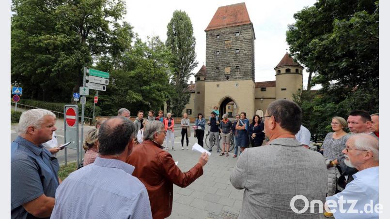 Die Wendeschleife vor dem Ziegeltor war sehr gut geeignet, um unter dem Motto „CSU-Fraktion vor Ort“ aufzuzeigen, wie man sich seitens der Stadt eine fahrradfreundlichere Verkehrsführung vorstellt und was in der Praxis alles dazwischenkommen kann. Bild: Wolfgang Steinbacher