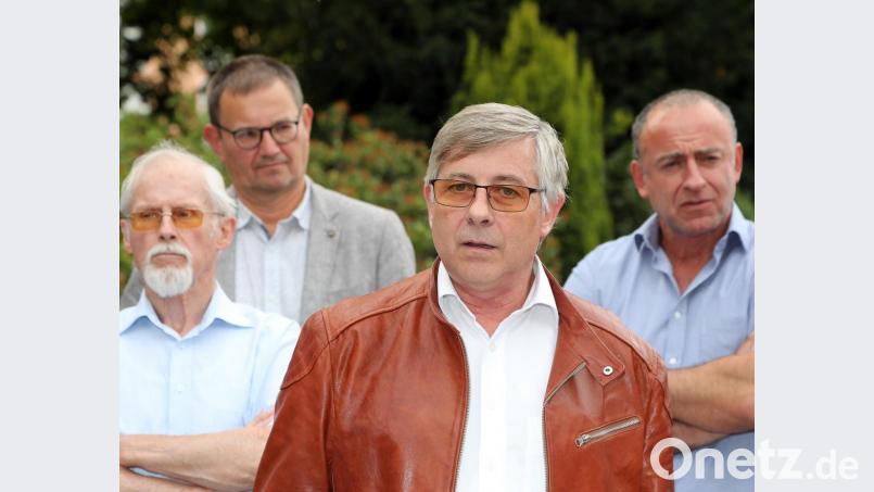 Dieter Mußemann (vorne) erläuterte beim Termin &quot;CSU vor Ort&quot;, wie es mit dem Fahrradverkehr in Amberg weitergehen soll. Bild: Wolfgang Steinbacher