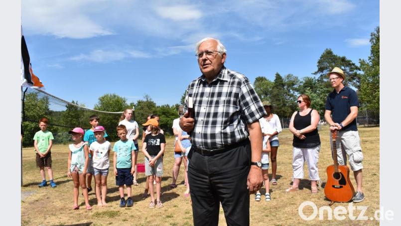 Monsignore Karl Wohlgut erteilt der neuen Fahne den Segen. Bild: rgr