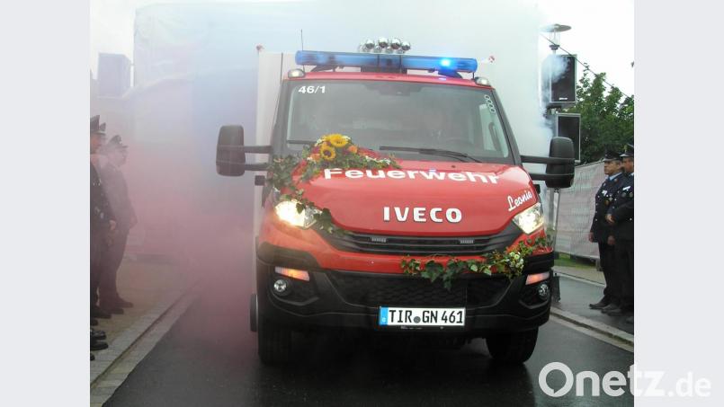 Umhüllt von Nebelschwaden bahnte sich das neue Tragkraftspritzenfahrzeug TSF W der Riglasreuther Wehr den Weg aus dem mit Planen umhüllten Unterstand. Bild: öt