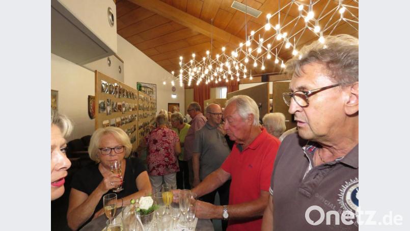 Viele Gäste nahmen an der Eröffnung der neuen Ausstellung im Rathaus Wiesau teil. Besonders viel Interesse bestand an den alten Ansichten von Wiesau. Bild: ubb