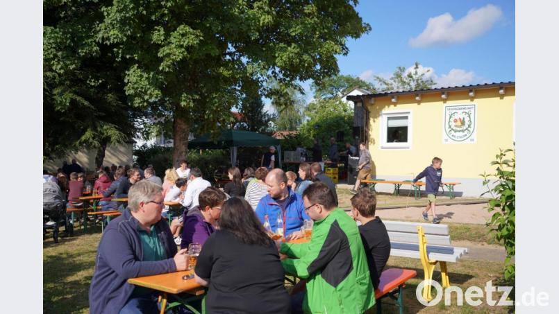 Die Siedlerfamilie feiert bei einem gemütlichen Plausch in der Erholungsanlage in der Poststraße. Bild: fvo