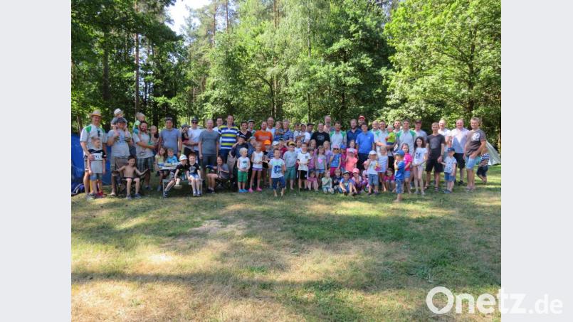 Es werden jedes Jahr mehr. 34 Väter und 54 Kinder erleben schöne Stunden beim Zeltlager. Bild: adj