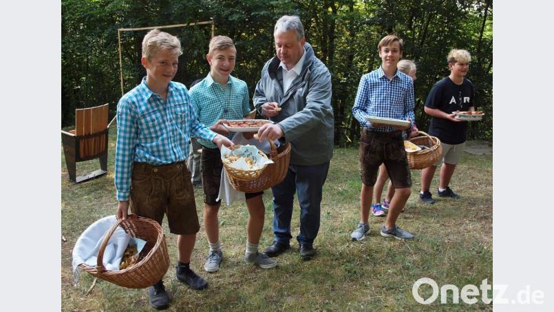Schüler der Mittelschule servierten Häppchen zur Kino-Premiere. Bild: sön
