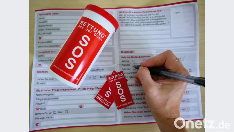 In der Notfalldose befinden sich zwei Aufkleber (einer für die Haustür und einer für den Kühlschrank), die die Rettungskräfte über den Besitz der Dose informieren sollen. Das Notfall-Infoblatt können für den Notdienst wichtige Informationen wie beispielsweise Allergien vermerkt werden. Bild: men
