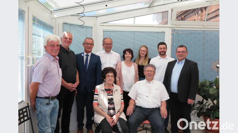 Alfons Foitzik, Günter Deiml, Bürgermeister Werner Nickl, Sohn Roman, Schwiegertochter Petra, Enkeltochter Nina, Enkelsohn Marco und Stadtpfarrer Konrad Amschl (von links) gratulierten Hermann Schäffler (vorne mit Gattin Erika) zum 80. Geburtstag. Bild: jzk
