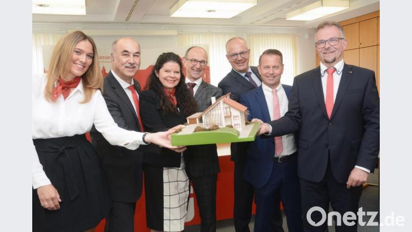 Die eigene Immobilie ist immer noch eine der besten Geldanlagen. Das betonen die Experten der Sparkasse um Vorsitzenden Josef Pflaum, Immobilienspezialistin Manuela Spaur und den bayerischen LBS-Landesvorsitzenden Erwin Bumberger (Zweiter, Dritte und Vierter von links). Bild: Gabi Schönberger